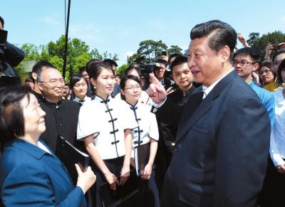 習近平在校園觀看北大師生紀念五四運動95周年青春詩會時同朗誦者親切交談。新華社發(fā)
