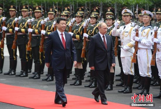 5月20日，中國國家主席習(xí)近平在上海舉行儀式歡迎俄羅斯總統(tǒng)普京訪華。中新社發(fā) 廖攀 攝