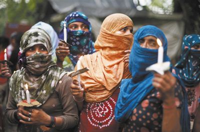 印度民眾舉行紀(jì)念儀式，悼念在強(qiáng)奸案中遇害的兩名少女。