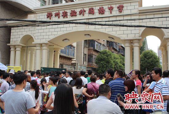 考試快結(jié)束時(shí)，陪考的家長涌入學(xué)校接孩子。