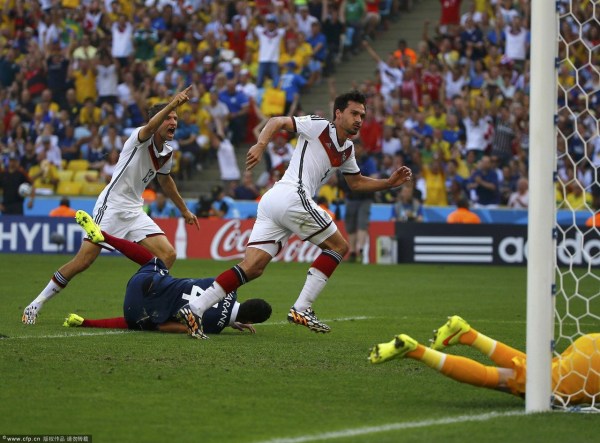 第13分鐘，胡梅爾斯頭球破門