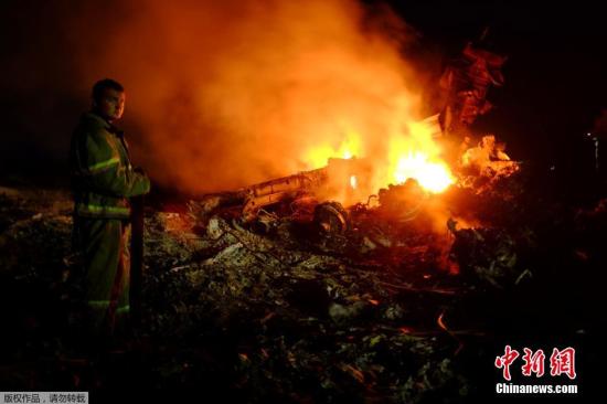 圖為馬航波音777客機(jī)在頓涅茨克地區(qū)墜毀的現(xiàn)場。