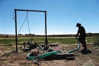 　布日古德起動水泵，等了幾分鐘才有水上來，沒抽一會兒就沒水了，等一陣子才能繼續(xù)抽。