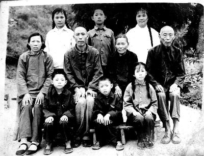 1970年，何兆勝一家人在荊門合影，中排左二為何兆勝。