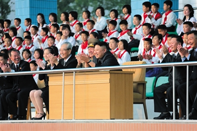5月2日，金正恩與金與正（前排左二）一起觀看比賽。