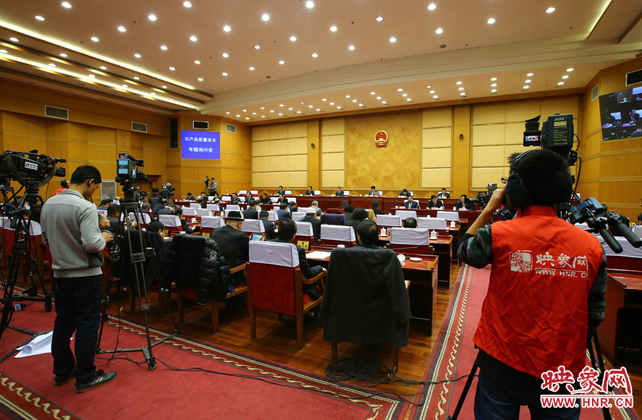 映象網(wǎng)對(duì)專(zhuān)題詢(xún)問(wèn)會(huì)進(jìn)行全程直播。