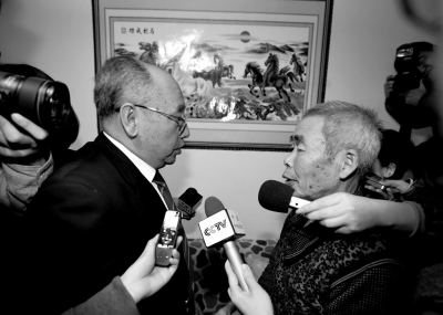 15日，內(nèi)蒙古高院副院長(zhǎng)趙建平（左）帶隊(duì)向呼格吉勒?qǐng)D父母送達(dá)再審法律文書(shū)。