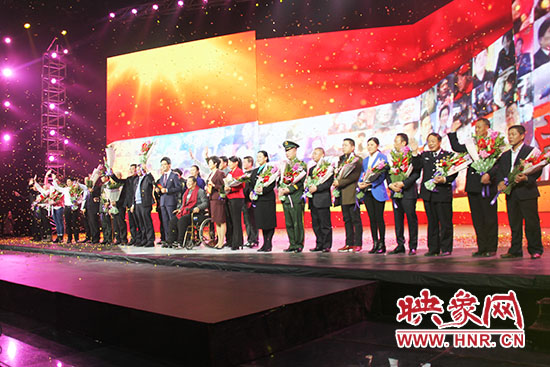 10位獲獎者和1個愛心集體合影。