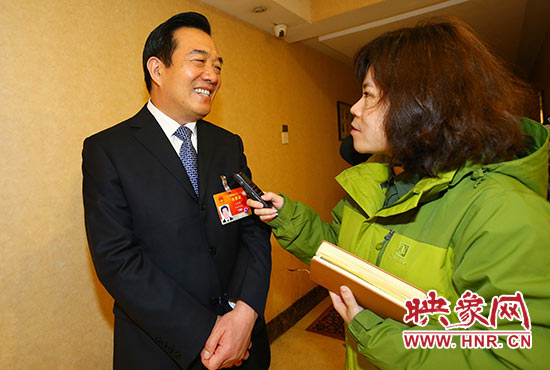 全國(guó)人大代表、省人大常委會(huì)委員、鄭州市人大常委會(huì)主任、黨組書記白紅戰(zhàn)接受采訪。