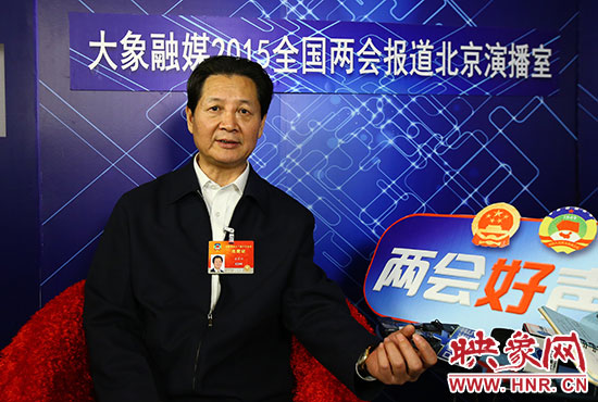在全國(guó)政協(xié)委員、河南大學(xué)校長(zhǎng)婁源功接受采訪。