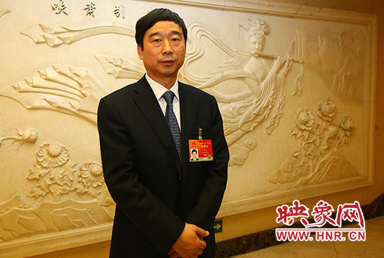 全國(guó)人大代表、信陽市委副書記、市長(zhǎng)喬新江表示，信陽明港機(jī)場(chǎng)將成為鄭州航空港區(qū)有效補(bǔ)充。