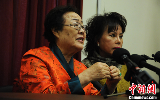 圖為慰安婦受害者李容洙（Lee Yong Soo。圖左）發(fā)表講話，要求安倍正式道歉。