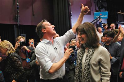 4日，英國巴斯，卡梅倫和妻子薩曼莎到一所女子學(xué)校助選。英國大選前夕，主要政黨的領(lǐng)袖們紛紛派妻子去拉選票。