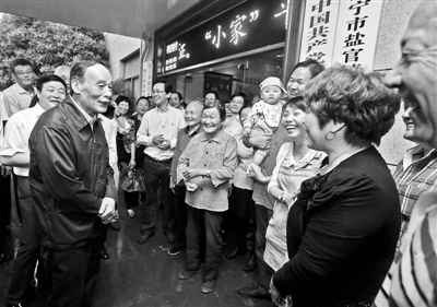 5月8日，王岐山與海寧市鹽官鎮(zhèn)桃園村黨委班子成員、老黨員和群眾親切交流供圖/新華社