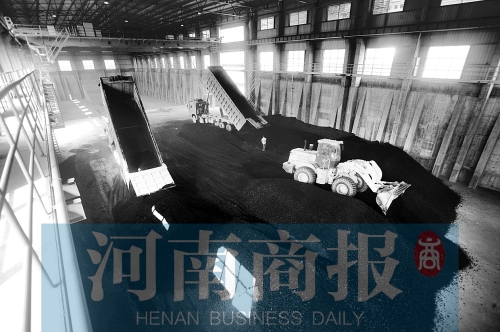 大量煤炭運(yùn)往南區(qū)供熱站，為今冬供暖做準(zhǔn)備 河南商報(bào)記者 鄧萬里/攝