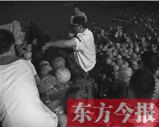 昨日凌晨，鄭州街頭，眾多愛心市民幫瓜農(nóng)撿拾西瓜