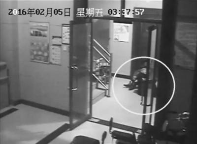 小區(qū)監(jiān)控視頻截圖，兩人一坐一跪竟聊了十多分鐘。