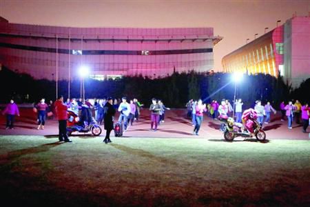 昨晚，松江體育場秩序井然，兩隊廣場舞被有序地分散在了不同區(qū)域。