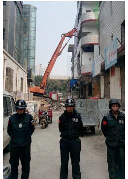根據(jù)《太原市和小 店區(qū)平陽路街道親賢城中村改造拆遷安置補(bǔ)償方案》，結(jié)合親賢實(shí)際，親賢社區(qū)補(bǔ)償安置采取“商業(yè)用房安置+小戶型公寓住宅安置+貨幣補(bǔ)償”的方式，其中每分 （0.1 畝）置換商業(yè)用房50平方米+小戶型公寓住宅80平方米+貨幣補(bǔ)償20萬元人民幣。（拍攝：2015年9月17日）