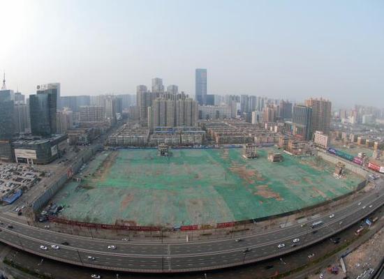 2016年4月，經(jīng)過持續(xù)攻堅(jiān)，親賢社區(qū)西北片區(qū)的拆遷工作基本告一段落，但在鋪設(shè)了防塵綠網(wǎng)的空地中，至今仍有3戶居民選擇了“堅(jiān)守”。(拍攝：2016年4月4日)