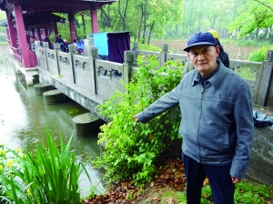 商老說，他就是在這兒把孩子拽上岸的