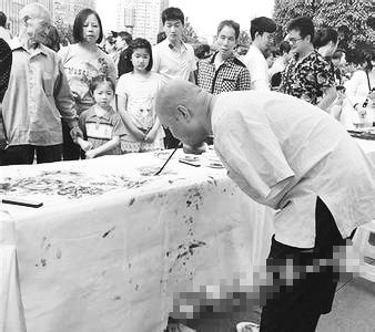 黃國富在作畫。資料照片
