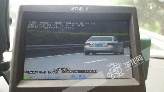 這輛奔馳車在高速路上時速達199公里。市交通執(zhí)法高速一支隊六大隊供圖