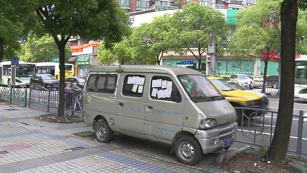 被棄置在人行道上的面包車。