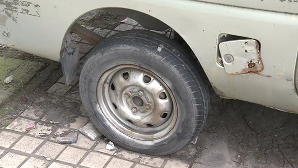 小面包車的輪胎已經(jīng)基本脫離了輪轂。