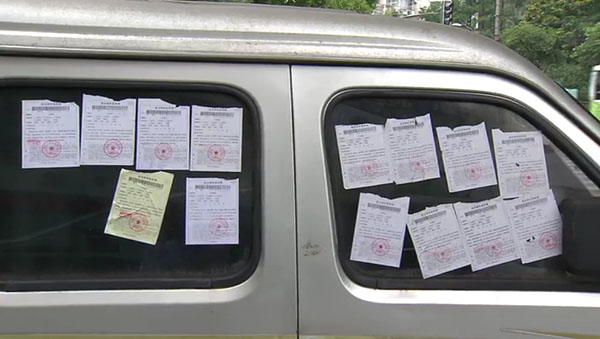 面包車上滿滿貼了14張罰單。