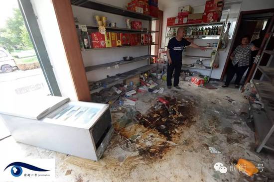 家里小賣部現(xiàn)在已經(jīng)一片混亂。