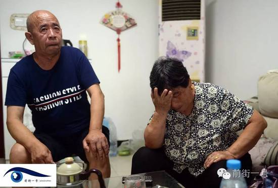 李亞榮的公婆談及李亞榮時淚流不止。