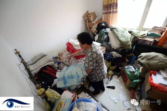 李亞榮的婆婆在收拾房間。