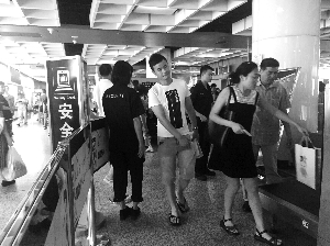 南京地鐵新街口站，大多數(shù)市民自覺配合安檢