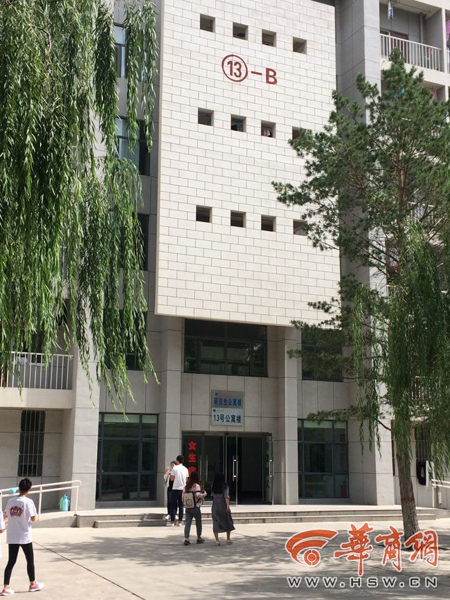 8月30日，榆林學(xué)院有學(xué)生發(fā)微博對(duì)女生宿舍樓住進(jìn)男生提出質(zhì)疑。9月3日，學(xué)校宣傳部門回應(yīng)，女生宿舍樓里確實(shí)住著3名男研究生，但該樓的格局是套間，跟單元房一樣是獨(dú)立的，大學(xué)應(yīng)有包容的精神。