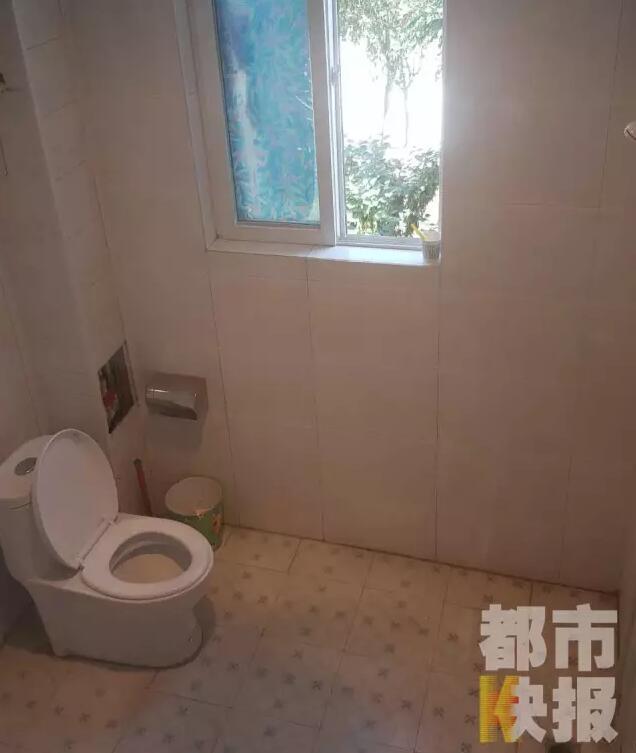 西安市戶縣草堂鎮(zhèn)的李家?guī)r村，有多戶人家經(jīng)營(yíng)著農(nóng)家樂，但昨晚發(fā)生的這件事情打破了這里的寧靜。村民：“縣上的、鎮(zhèn)上的警察，還有村干部好多人在那兒，說是女的在衛(wèi)生間生產(chǎn)，把娃從窗子扔下來。”農(nóng)家樂員工：“(聽說)直接從二樓扔下來了，呀，太殘忍了。”昨晚的事，很多人今早才聽說，震驚之余更感到惋惜。記者今天在高冠西五巷口找到了大家所說的農(nóng)家樂，一夜過去了，作為和那名女顧客有過交集的老板娘，心情仍然很沉重。