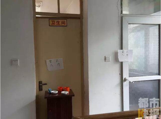 當(dāng)馮女士走出大門，繞到院子的側(cè)面時(shí)，衛(wèi)生間窗戶下方草叢中的一幕，讓她驚出了一身冷汗。農(nóng)家樂老板娘馮女士：“就是孩子，旁邊帶著胎盤?！弊蛲硎稽c(diǎn)半事發(fā)后，馮女士報(bào)了警，很不幸，男嬰已經(jīng)死亡。涉及的兩個(gè)房間，暫時(shí)被封鎖，里面已經(jīng)清理干凈。隨后記者也從轄區(qū)草堂派出所了解到，這兩男一女三人是朋友關(guān)系，女子的年齡大概是二十二三歲。該女子事發(fā)后被送往醫(yī)院，同行的兩名男子當(dāng)時(shí)被警方帶去派出所接受了筆錄調(diào)查后，已經(jīng)離開了派出所。