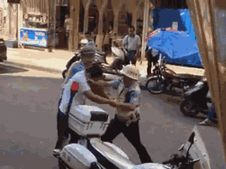 嫌疑男子涉嫌無(wú)證駕駛摩托車，且車輛違規(guī)加裝遮陽(yáng)傘并在行駛時(shí)不戴安全頭盔，辱罵毆打執(zhí)法交警。 本文圖片均來(lái)自 廣西梧州在線警務(wù)