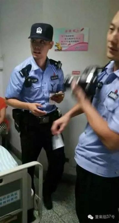 民警到醫(yī)院對秦女士體內(nèi)子彈取證調(diào)查。 受訪者供圖