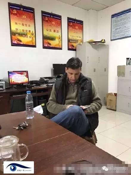 該外籍男子在派出所接受詢問。（網(wǎng)友供圖）