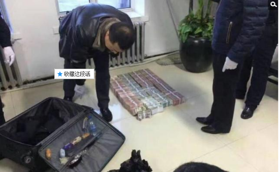 京華時(shí)報(bào)訊昨天凌晨1點(diǎn)左右，黑龍江省密山市一銀行金庫發(fā)生搶劫案。一名身穿迷彩服男子準(zhǔn)備劫取現(xiàn)金時(shí)被發(fā)現(xiàn)，致一名金庫值守人員死亡，隨后棄款而逃。目前，該男子尚未歸案，案件正在全力偵辦中。