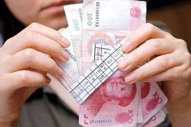 最低工資標(biāo)準(zhǔn)上調(diào)，在原最低工資標(biāo)準(zhǔn)線的勞動者工資將提高，到手工資會跟著上漲。