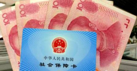 從今年1月1日開始，原有的失業(yè)保險費(fèi)率是1.5%的有22個省份，包括新疆生產(chǎn)建設(shè)兵團(tuán)，可以在確保失業(yè)保險金按時足額發(fā)放、穩(wěn)崗補(bǔ)貼順利實(shí)施的基礎(chǔ)上，可以降低0.5個百分點(diǎn)。個人的費(fèi)率不超過單位的費(fèi)率。