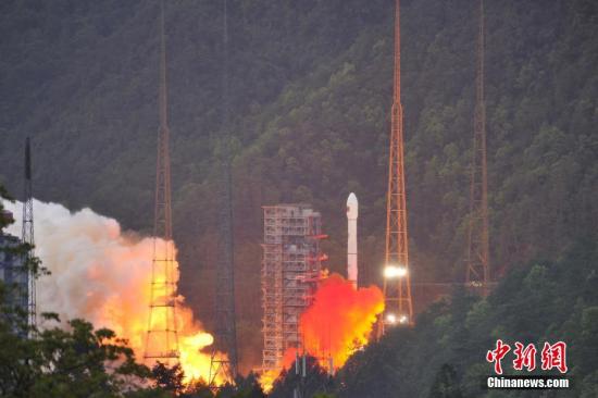 4月12日19時(shí)04分，中國西昌衛(wèi)星發(fā)射中心成功發(fā)射實(shí)踐十三號衛(wèi)星。 葉樂峰 攝