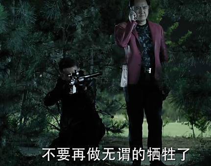 《人民的名義》原著小說有這么一段：趙瑞龍要找殺手殺了侯亮平，結(jié)果趙瑞龍的三姐發(fā)話：侯亮平要是死了趙瑞龍也要死!這就說明了大boss趙立春沒把握在侯死后的各方反應(yīng)中護住兒子趙瑞龍，因此，這就告訴了讀者，侯亮平的背景絕對不比趙立春差!
