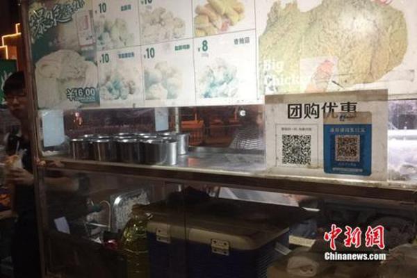 不少小商販都用上掃碼支付。中新網(wǎng) 吳濤 攝