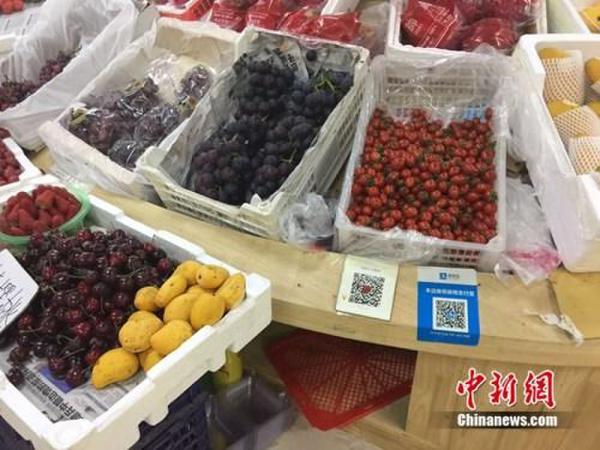某水果攤，收款二維碼貼在顯眼位置。中新網(wǎng) 吳濤 攝