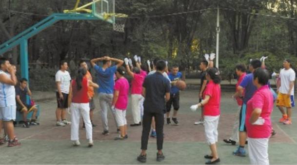 小伙為打籃球與廣場舞大媽搶地 揮拳相向 小伙為打籃球與廣場舞大媽搶地 揮拳相向