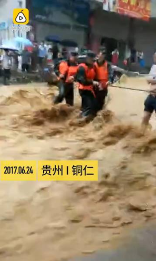 圖為6月24日，貴州銅仁多個(gè)區(qū)縣遭暴雨襲擊。