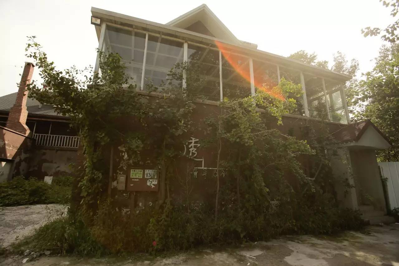 ▲失戀博物館位于北京市通州區(qū)宋莊鎮(zhèn)的一個重創(chuàng)空間內(nèi)，這里是一個藝術(shù)家集聚區(qū)。